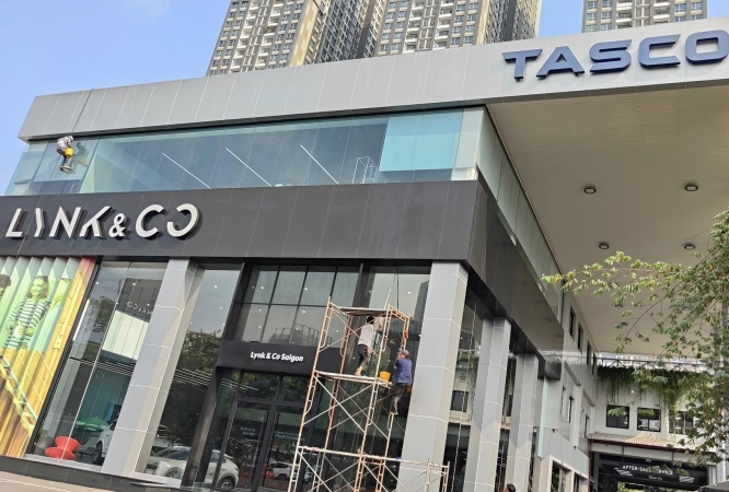 Tổng vệ sinh kính ngoài Showroom ô tô TACO 220Bis Nguyễn Hữu Cảnh