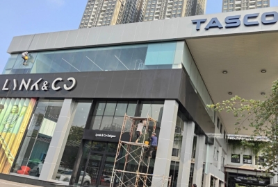 Tổng vệ sinh kính ngoài Showroom ô tô TACO 220Bis Nguyễn Hữu Cảnh