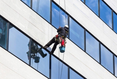 Vệ sinh kính nhà cao tầng – Vì sao cần làm sạch định kỳ?